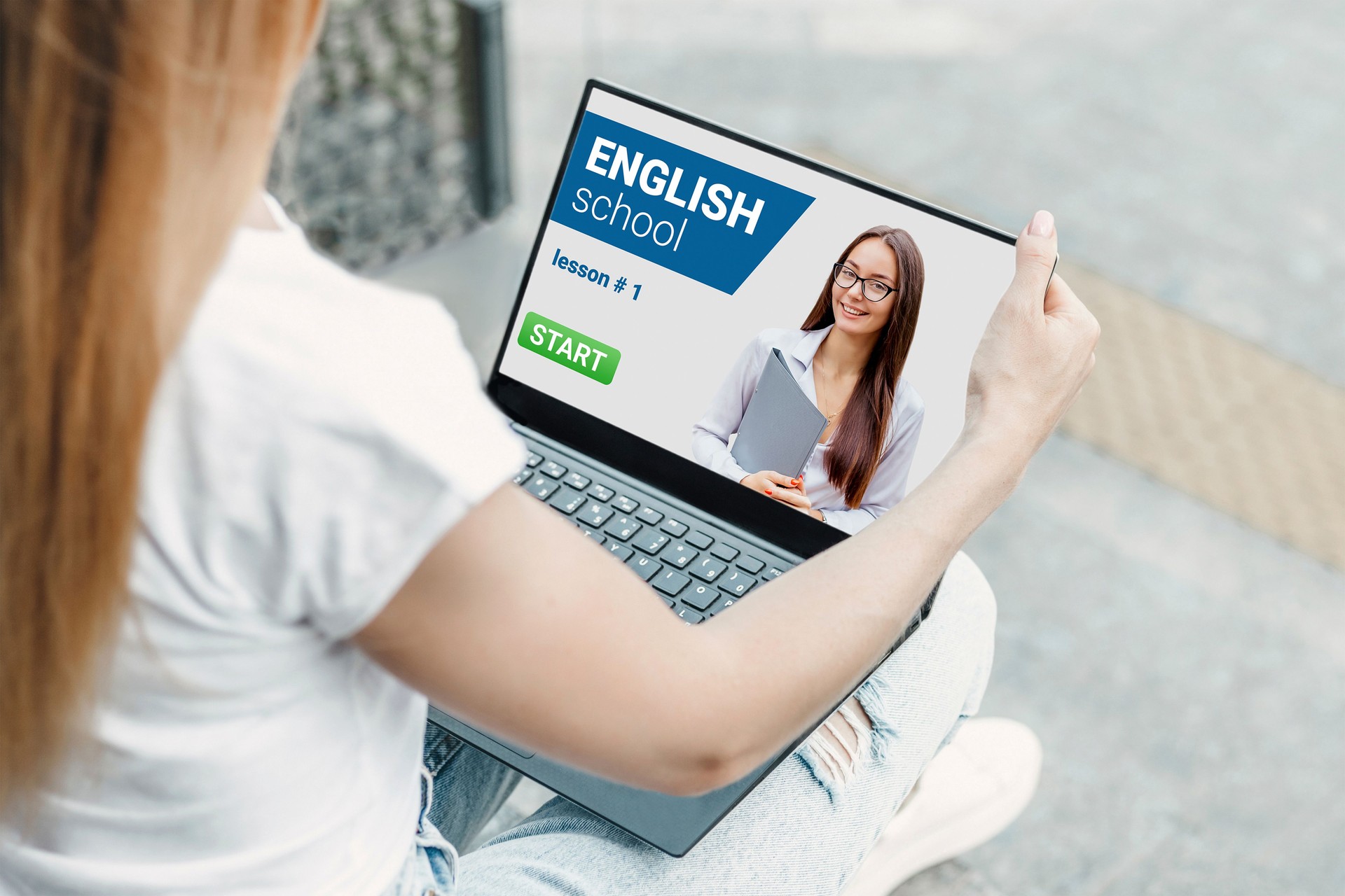 mujer aprendiendo clase de inglés en línea con pantalla de computadora portátil