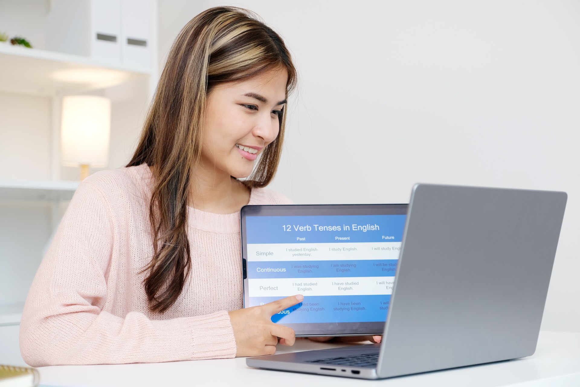 Mujer estudia inglés en línea con computadora portátil, aprendiendo curso en línea